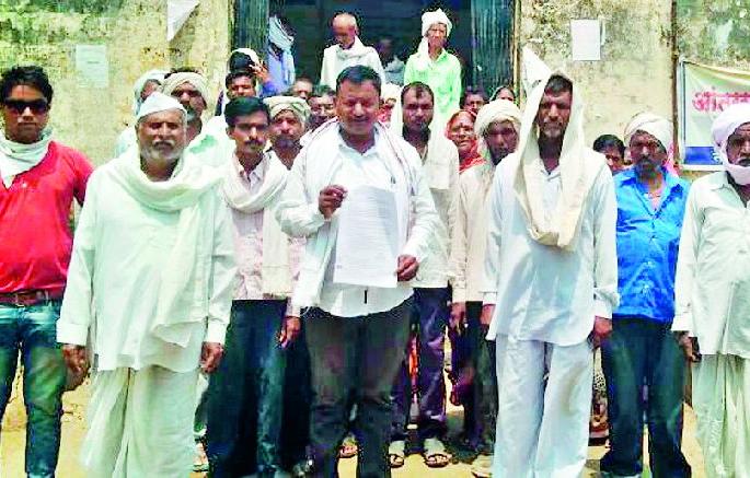 Farmers hit Ghatanji tehsil | घाटंजी तहसीलवर शेतकऱ्यांची धडक