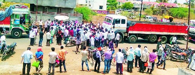 Workers' workers in Pimpalgaon | पिंपळगावात कामगारांचा रास्तारोको Workers' workers in Pimpalgaon | पिंपळगावात कामगारांचा रास्तारोको