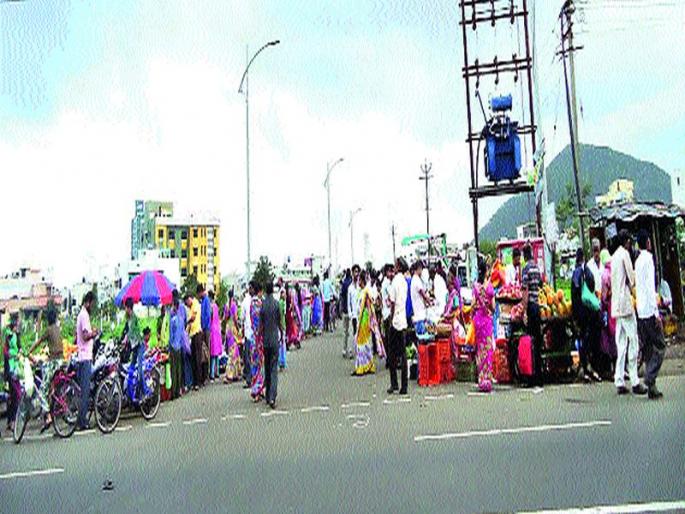 Encroachment of professionals on the Wadala-Pathardi road | वडाळा-पाथर्डी रस्त्यावर व्यावसायिकांचे अतिक्रमण Encroachment of professionals on the Wadala-Pathardi road | वडाळा-पाथर्डी रस्त्यावर व्यावसायिकांचे अतिक्रमण