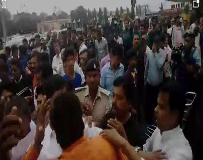 At Patna airport, clash between supporters of two senior BJP leaders | तिकीट कापले; पटना विमानतळावर भाजपच्या दोन मोठ्या नेत्यांचे समर्थक भिडले At Patna airport, clash between supporters of two senior BJP leaders | तिकीट कापले; पटना विमानतळावर भाजपच्या दोन मोठ्या नेत्यांचे समर्थक भिडले