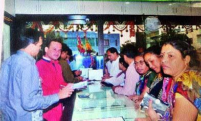 The gold business gets shiny | सुवर्ण व्यवसायाला मिळतेय झळाळी  The gold business gets shiny | सुवर्ण व्यवसायाला मिळतेय झळाळी