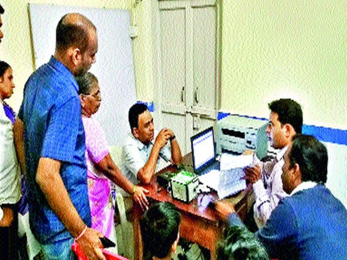 Citizen's footpath blocked by Aadhaar center | आधार केंद्र बंदमुळे नागरिकांची पायपीट Citizen's footpath blocked by Aadhaar center | आधार केंद्र बंदमुळे नागरिकांची पायपीट