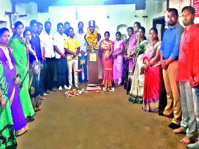 Savarkar honored on the occasion of surrender day | आत्मसमर्पण दिनानिमित्त सावरकर यांना मानवंदना Savarkar honored on the occasion of surrender day | आत्मसमर्पण दिनानिमित्त सावरकर यांना मानवंदना