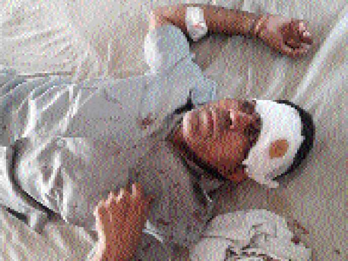 The people who were going to Aurangabad to Tuljapur were robbed and robbed | औरंगाबादहून तुळजापूरकडे जाणाऱ्या भाविकांना मारहाण करून लुटले The people who were going to Aurangabad to Tuljapur were robbed and robbed | औरंगाबादहून तुळजापूरकडे जाणाऱ्या भाविकांना मारहाण करून लुटले