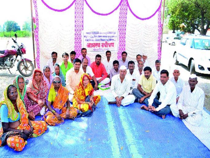 Fasting for the demand for grains | धान्याच्या मागणीसाठी उपोषण Fasting for the demand for grains | धान्याच्या मागणीसाठी उपोषण