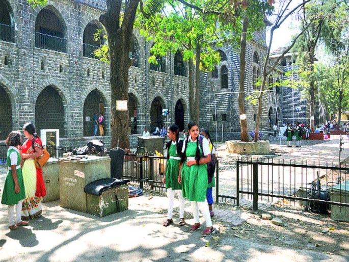And shooting at the school ... | अन् शाळेत लागला शूटिंगचा सेट... And shooting at the school ... | अन् शाळेत लागला शूटिंगचा सेट...