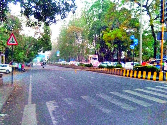 When the Chief Minister is caught in the cordon of the police | मुख्यमंत्र्यांचा ताफा पोलिसांच्या दोराला अडकतो तेव्हा़ When the Chief Minister is caught in the cordon of the police | मुख्यमंत्र्यांचा ताफा पोलिसांच्या दोराला अडकतो तेव्हा़