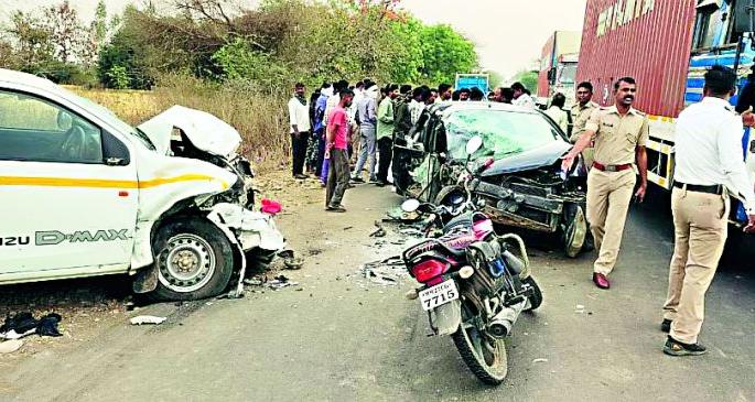 Two killed on Aurangabad-Nagpur highway | औरंगाबाद-नागपूर महामार्गावर दोन ठार Two killed on Aurangabad-Nagpur highway | औरंगाबाद-नागपूर महामार्गावर दोन ठार