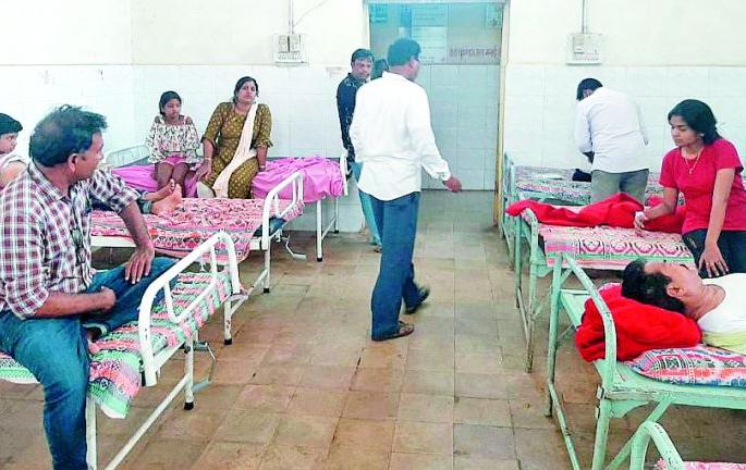 Five Amravati tourists injured in lightning strike | चिखलदऱ्यात वीज पडून अमरावतीचे पाच पर्यटक जखमी Five Amravati tourists injured in lightning strike | चिखलदऱ्यात वीज पडून अमरावतीचे पाच पर्यटक जखमी