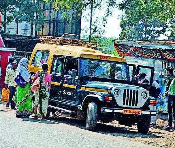 Shocking; Pushback in the crowd of private jeeps, girls helpless for exams | धक्कादायक; खासगी जीपच्या गर्दीत धक्काबुक्की, परीक्षेसाठी मुली हतबल Shocking; Pushback in the crowd of private jeeps, girls helpless for exams | धक्कादायक; खासगी जीपच्या गर्दीत धक्काबुक्की, परीक्षेसाठी मुली हतबल
