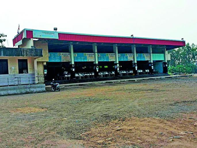 The hawkers and rickshaw pullers lost their livelihood due to the stoppage of Lalpari | लालपरी थांबल्याने फेरीवाले, रिक्षेवाल्यांची रोजीरोटी बुडाली The hawkers and rickshaw pullers lost their livelihood due to the stoppage of Lalpari | लालपरी थांबल्याने फेरीवाले, रिक्षेवाल्यांची रोजीरोटी बुडाली