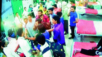 After a shock at Aurangabad doctor's contract | औरंगाबाद येथे धक्काबुक्कीनंतर डॉक्टरांचा संप After a shock at Aurangabad doctor's contract | औरंगाबाद येथे धक्काबुक्कीनंतर डॉक्टरांचा संप