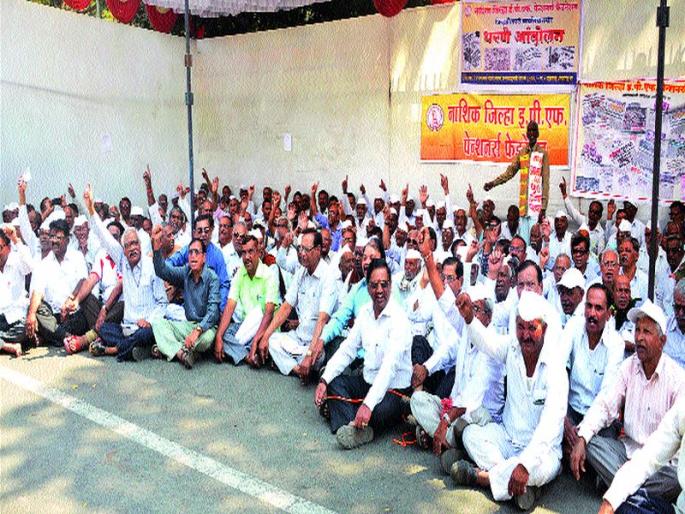 Demolition movement before the office of pensioners District Collector | पेन्शनधारकांचे जिल्हाधिकारी कार्यालयासमोर धरणे आंदोलन Demolition movement before the office of pensioners District Collector | पेन्शनधारकांचे जिल्हाधिकारी कार्यालयासमोर धरणे आंदोलन