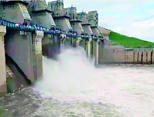 Madhya Pradesh's Chaurai Dam opens its doors | मध्यप्रदेशातील चौराईचे सहाही दरवाजे उघडले; नागपूरची पाणीकपात संपण्याचे संकेत Madhya Pradesh's Chaurai Dam opens its doors | मध्यप्रदेशातील चौराईचे सहाही दरवाजे उघडले; नागपूरची पाणीकपात संपण्याचे संकेत
