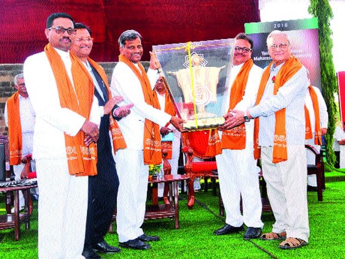 Eklavya's teaching method should be created: Ram Takawale | एकलव्याची शिक्षणपद्धती निर्माण व्हावी : राम ताकवले Eklavya's teaching method should be created: Ram Takawale | एकलव्याची शिक्षणपद्धती निर्माण व्हावी : राम ताकवले