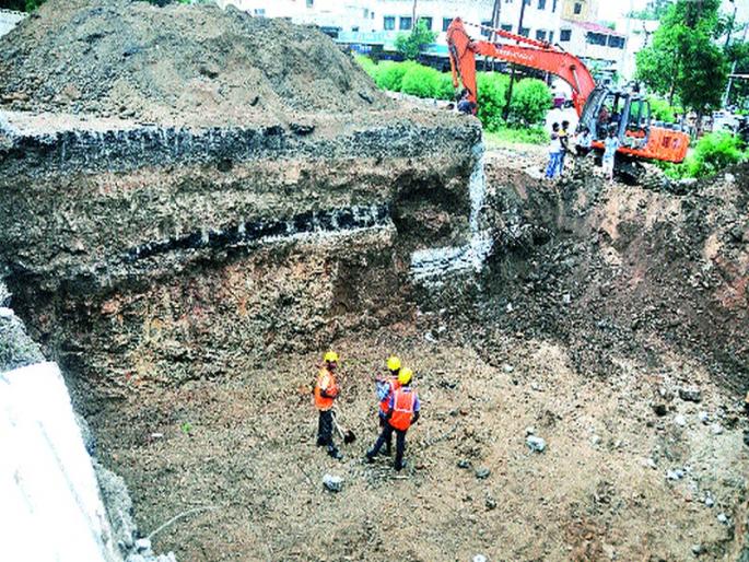 Floodplain: Problems, but not detention! | उड्डाणपूल : असून अडचण, नसून खोळंबा ! Floodplain: Problems, but not detention! | उड्डाणपूल : असून अडचण, नसून खोळंबा !