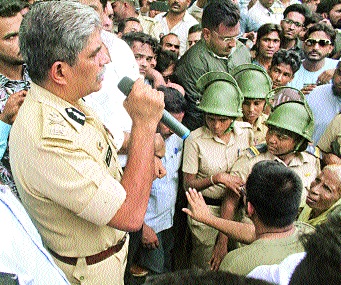 MIM stands in front of Citychowk Police Station in Aurangabad | एमआयएमचा औरंगाबादच्या सिटीचौक पोलीस ठाण्यासमोर ठिय्या MIM stands in front of Citychowk Police Station in Aurangabad | एमआयएमचा औरंगाबादच्या सिटीचौक पोलीस ठाण्यासमोर ठिय्या