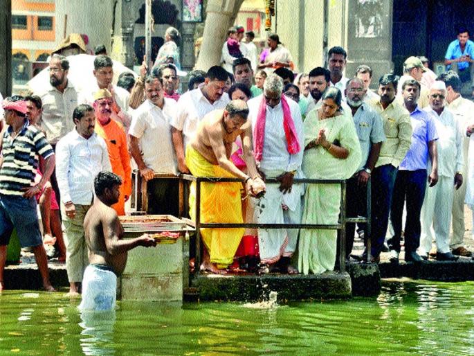 Parrikar's banishment of osteoporosis | पर्रीकर यांच्या अस्थींचे विसर्जन Parrikar's banishment of osteoporosis | पर्रीकर यांच्या अस्थींचे विसर्जन