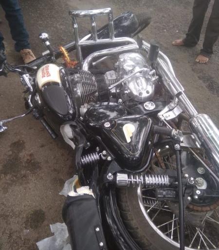 A motorcyclist was killed after a tree fell in Yavatmal district | यवतमाळ जिल्ह्यात झाड पडून मोटरसायकलस्वार ठार, एक गंभीर