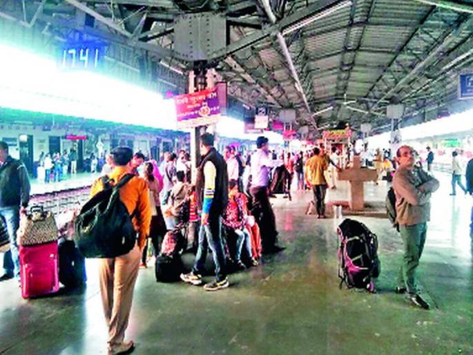 Traffic rush at the railway station | रेल्वेस्थानकावर प्रवाशांची तोबा गर्दी Traffic rush at the railway station | रेल्वेस्थानकावर प्रवाशांची तोबा गर्दी