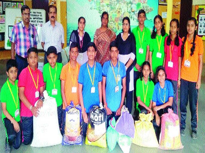 A helping hand for flood victims | पूरग्रस्तांसाठी सरसावले मदतीचे हात  A helping hand for flood victims | पूरग्रस्तांसाठी सरसावले मदतीचे हात