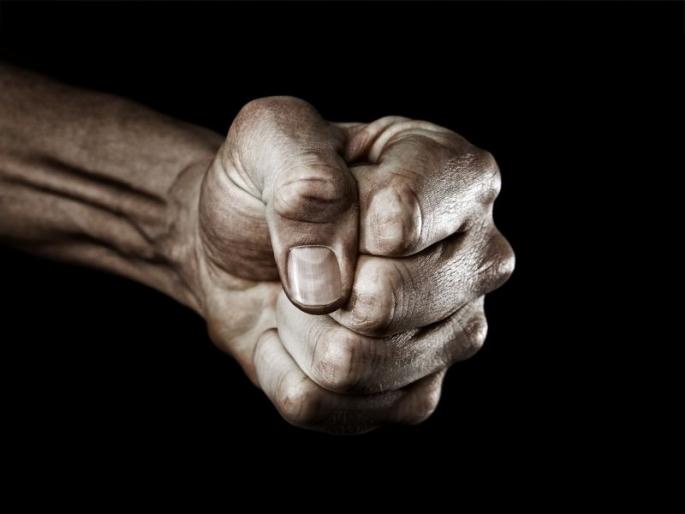 Corona effect; Failure and resentment increased; Anger is directed at anyone | कोरोना इफेक्ट; वैफल्यग्रस्तता अन् रोष वाढला; कुणावरही निघतो आहे संताप Corona effect; Failure and resentment increased; Anger is directed at anyone | कोरोना इफेक्ट; वैफल्यग्रस्तता अन् रोष वाढला; कुणावरही निघतो आहे संताप