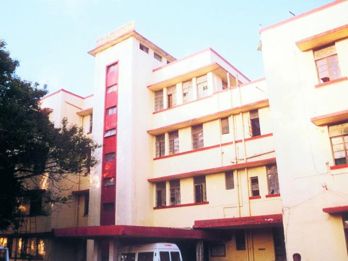 Registration is done by the fourth person in the insurance hospital in Nagpur | नागपुरातील विमा रुग्णालयात चतुर्थ कर्मचारी करतो रजिस्ट्रेशन Registration is done by the fourth person in the insurance hospital in Nagpur | नागपुरातील विमा रुग्णालयात चतुर्थ कर्मचारी करतो रजिस्ट्रेशन