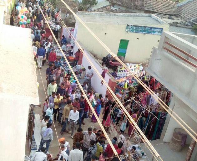 Traditional cultural fest gets great response besides heavy cold in Gadchiroli | बोचऱ्या थंडीतही गडचिरोलीतील मंडईला जोरदार प्रतिसाद Traditional cultural fest gets great response besides heavy cold in Gadchiroli | बोचऱ्या थंडीतही गडचिरोलीतील मंडईला जोरदार प्रतिसाद