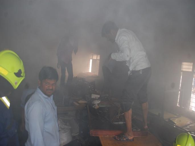 College storeroom fire | महाविद्यालयाच्या स्टोअररुमला आग  College storeroom fire | महाविद्यालयाच्या स्टोअररुमला आग