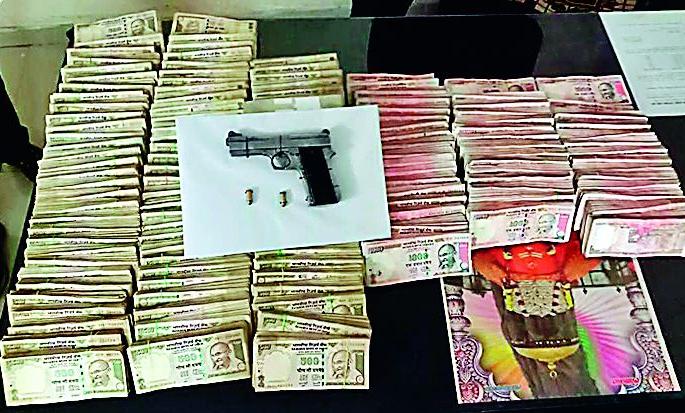 Old currency of 98 lakhs seized in Nagpur | नागपुरात चलनातून बाद झालेले ९८ लाख जप्त Old currency of 98 lakhs seized in Nagpur | नागपुरात चलनातून बाद झालेले ९८ लाख जप्त