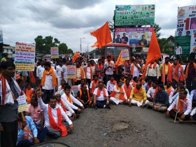 Shivsena's Rastaroko movement for farmers' questions in Wardha | वर्ध्यात शेतकऱ्यांच्या प्रश्नांसाठी शिवसेनेचे रास्तारोको आंदोलन Shivsena's Rastaroko movement for farmers' questions in Wardha | वर्ध्यात शेतकऱ्यांच्या प्रश्नांसाठी शिवसेनेचे रास्तारोको आंदोलन