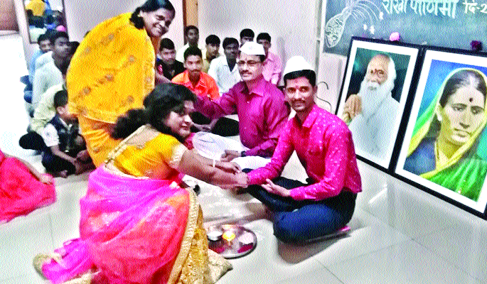 They said to their children 'earn and learn' their siblings! | ‘कमवा व शिका’च्या मुलांनाच त्यांनी मानली आपली भावंडं ! They said to their children 'earn and learn' their siblings! | ‘कमवा व शिका’च्या मुलांनाच त्यांनी मानली आपली भावंडं !