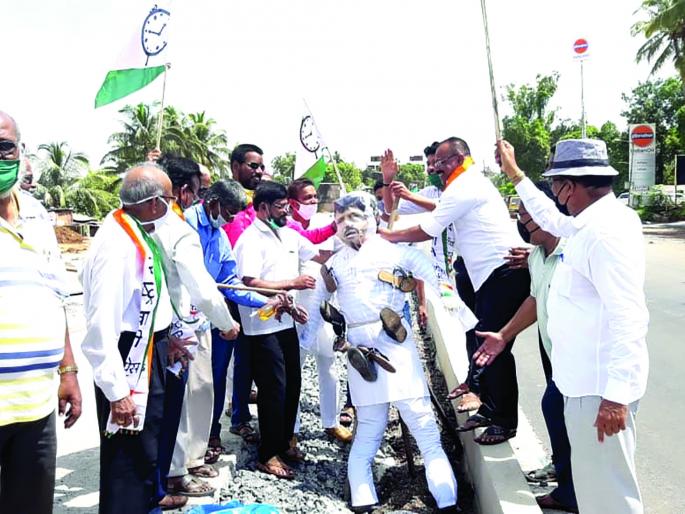 Symbolic statue of Padalkar burnt, protest by Kudal NCP: 16 protesters detained by police | पडळकर यांचा प्रतीकात्मक पुतळा जाळला, कुडाळ राष्ट्रवादी काँग्रेसकडून निषेध