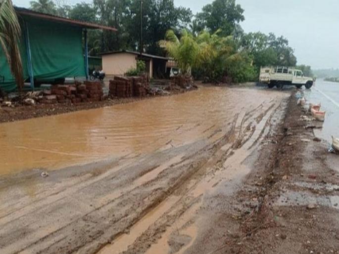 Rainwater enters the house due to lack of protective wall in Pavshi Sindhudurg | Sindhudurg: पावशी येथे संरक्षक भिंत नसल्याने पावसाचे पाणी घरात, सर्व्हिस रस्ते झाले चिखलमय Rainwater enters the house due to lack of protective wall in Pavshi Sindhudurg | Sindhudurg: पावशी येथे संरक्षक भिंत नसल्याने पावसाचे पाणी घरात, सर्व्हिस रस्ते झाले चिखलमय