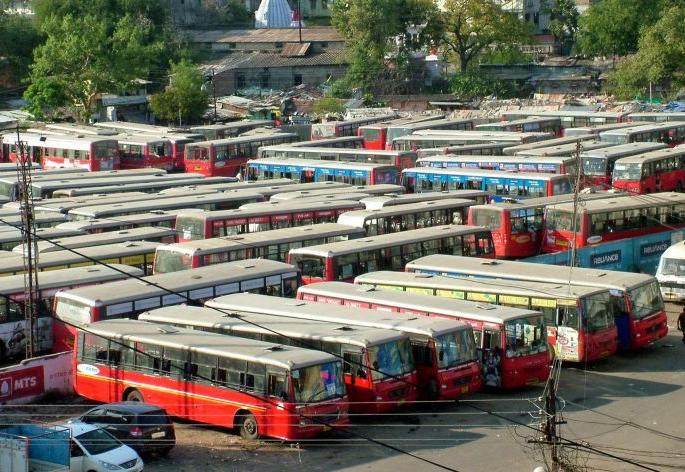 City buses heading towards scrap in Nagpur | नागपुरातील सिटी बसेसची भंगारकडे वाटचाल City buses heading towards scrap in Nagpur | नागपुरातील सिटी बसेसची भंगारकडे वाटचाल