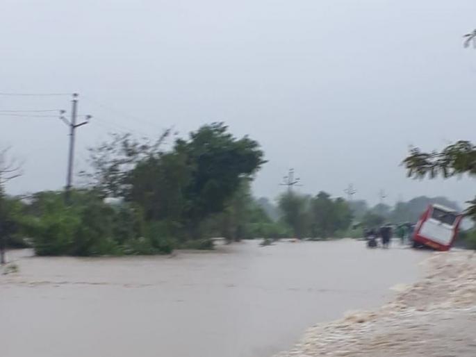 Flood situation in Wardha district; Contact with small villages was lost | वर्धा जिल्ह्यात पूर परिस्थिती; लहान गावांचा संपर्क तुटला Flood situation in Wardha district; Contact with small villages was lost | वर्धा जिल्ह्यात पूर परिस्थिती; लहान गावांचा संपर्क तुटला