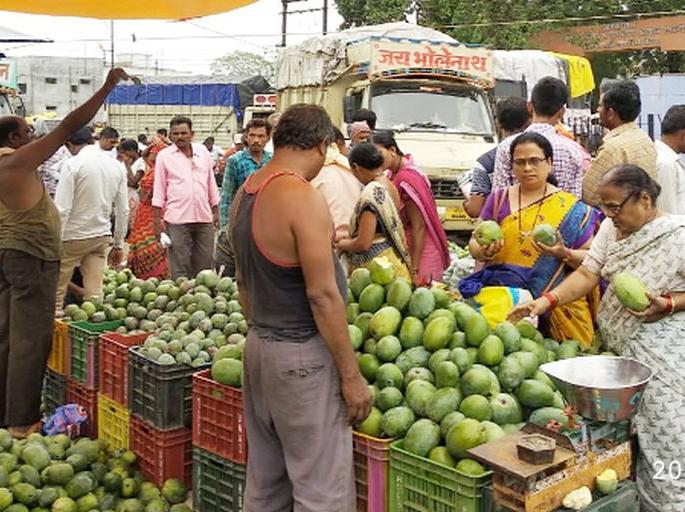 Carri's market in Gujarat, Hyderabad, on Shirpur | शिरपुरात गुजराथ,हैद्राबादच्या कैरीचा बाजार Carri's market in Gujarat, Hyderabad, on Shirpur | शिरपुरात गुजराथ,हैद्राबादच्या कैरीचा बाजार