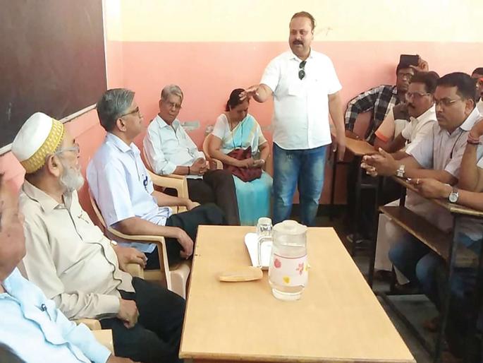 Guardians of Karjat English Medium School | कर्जत इंग्लिश मीडियम शाळेला पालकांनी ठोकले टाळे