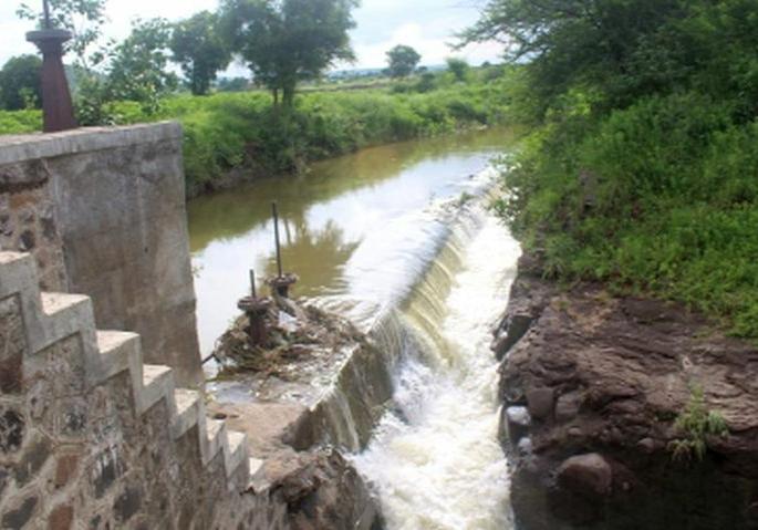 Express Canal Osandtoy | एक्सपे्रस कॅनॉल ओसंडतोय़़़शेतात पाणी गेल्याने नुकसान Express Canal Osandtoy | एक्सपे्रस कॅनॉल ओसंडतोय़़़शेतात पाणी गेल्याने नुकसान