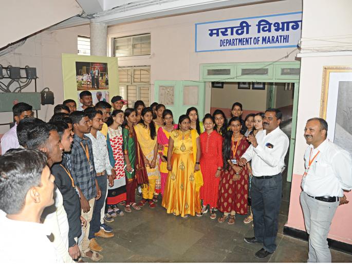 Marathi Official Language Day Special: Meeting of students with 'Maimarthi' | मराठी राजभाषा दिन विशेष : विद्यार्थ्यांच्या भेटीतून ‘मायमराठी’चा जागर Marathi Official Language Day Special: Meeting of students with 'Maimarthi' | मराठी राजभाषा दिन विशेष : विद्यार्थ्यांच्या भेटीतून ‘मायमराठी’चा जागर