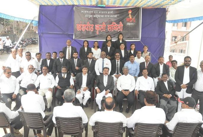 Thousands of prosecutions were stalled due to lawyers' agitation | वकिलांच्या आंदोलनामुळे सहा हजार खटल्यांचे कामकाज ठप्प Thousands of prosecutions were stalled due to lawyers' agitation | वकिलांच्या आंदोलनामुळे सहा हजार खटल्यांचे कामकाज ठप्प