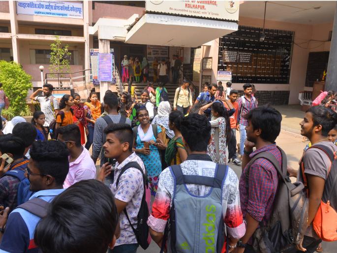 Shivaji University: Problems with the candidates due to lack of photographs on the admission card | शिवाजी विद्यापीठ : प्रवेशपत्रावर छायाचित्र नसल्याने परीक्षार्थींची अडचण Shivaji University: Problems with the candidates due to lack of photographs on the admission card | शिवाजी विद्यापीठ : प्रवेशपत्रावर छायाचित्र नसल्याने परीक्षार्थींची अडचण