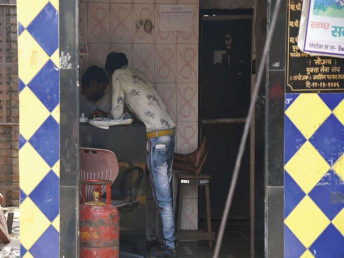 The women allowed in the women's toilet linen | महिलांच्या स्वच्छतागृहात पुरुषांना दिली परवानगी The women allowed in the women's toilet linen | महिलांच्या स्वच्छतागृहात पुरुषांना दिली परवानगी