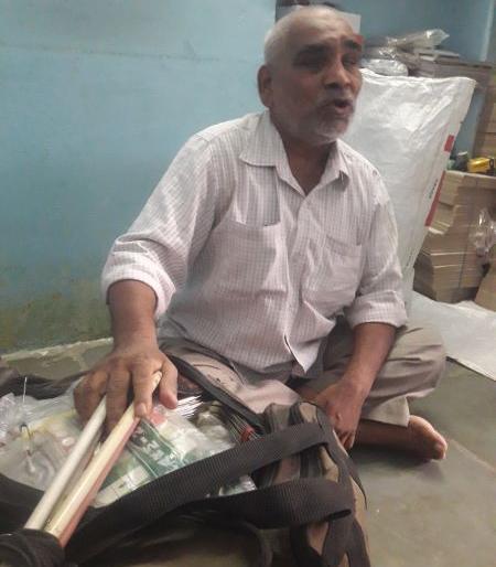 Fear of lockdown sir; The employment of blind Vishnu stopped | Corona Virus in Nagpur; लॉकडाऊनची भीती वाटते साहेब; अंध विष्णूचा रोजगार थांबला Fear of lockdown sir; The employment of blind Vishnu stopped | Corona Virus in Nagpur; लॉकडाऊनची भीती वाटते साहेब; अंध विष्णूचा रोजगार थांबला