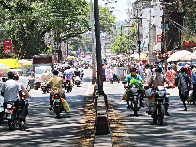 Administration is wrong? .. People are not listening ... that the sellers-buyers are their own because it is true, even to Corona's house! | प्रशासन चुकत ?.. लोक ऐकत नाहीत... की विक्रेते -खरेदीदार आपलच ते खर म्हणूनच तर कोरोना घरापर्यंत! Administration is wrong? .. People are not listening ... that the sellers-buyers are their own because it is true, even to Corona's house! | प्रशासन चुकत ?.. लोक ऐकत नाहीत... की विक्रेते -खरेदीदार आपलच ते खर म्हणूनच तर कोरोना घरापर्यंत!