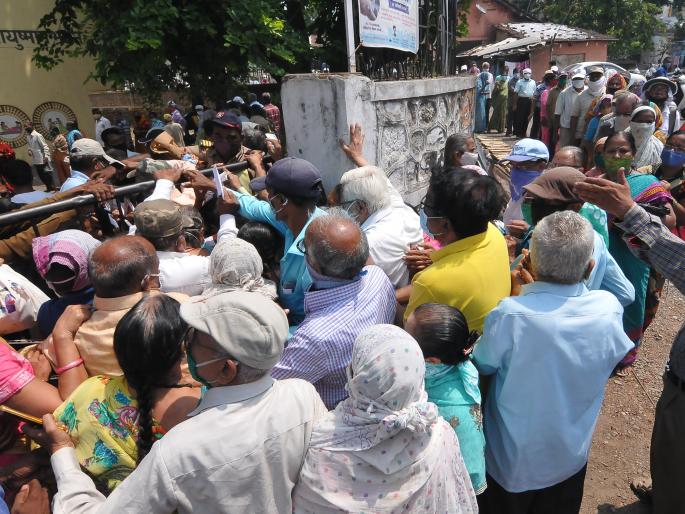 Huge crowds at the time of vaccination, pushback and debate | लसीकरणावेळी प्रचंड गर्दी, धक्काबुक्की अन् वादावादी Huge crowds at the time of vaccination, pushback and debate | लसीकरणावेळी प्रचंड गर्दी, धक्काबुक्की अन् वादावादी