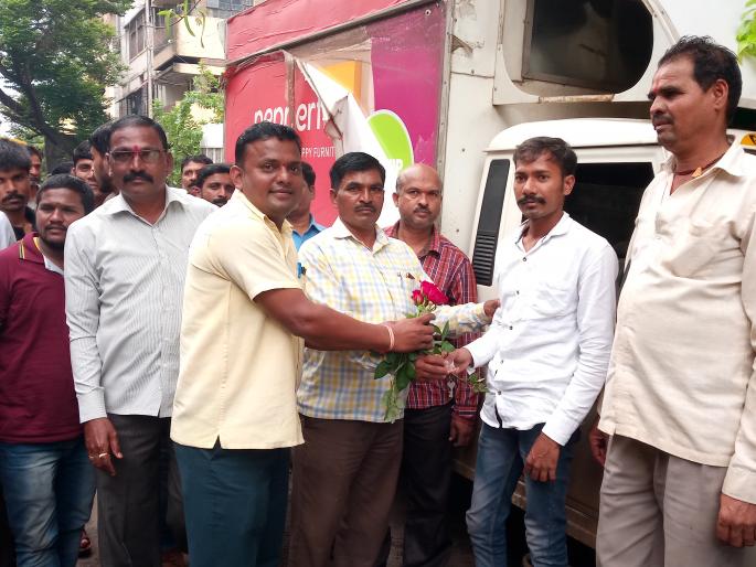 Kolhapur: The Gandhigiri of the transporters on the sixth day | कोल्हापूर : सहाव्या दिवशी वाहतूकदारांची ‘गांधीगिरी’ Kolhapur: The Gandhigiri of the transporters on the sixth day | कोल्हापूर : सहाव्या दिवशी वाहतूकदारांची ‘गांधीगिरी’