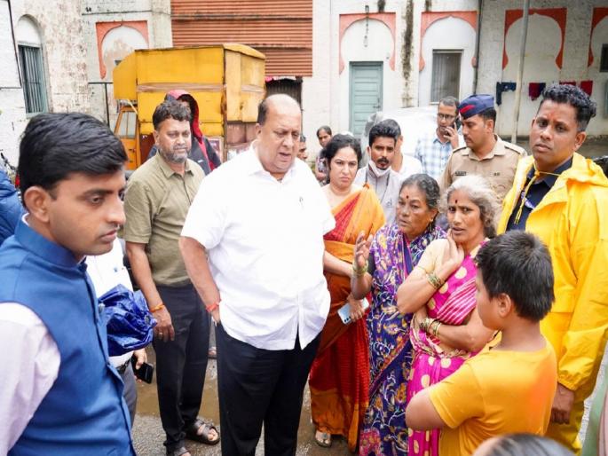 How many days to live as a flood victim?, Guardian Minister Hasan Mushrif asked the affected people   | Kolhapur Flood: पूरग्रस्त म्हणून किती दिवस जगायचे?, पालकमंत्री हसन मुश्रीफ यांना बाधितांचा प्रश्न   How many days to live as a flood victim?, Guardian Minister Hasan Mushrif asked the affected people   | Kolhapur Flood: पूरग्रस्त म्हणून किती दिवस जगायचे?, पालकमंत्री हसन मुश्रीफ यांना बाधितांचा प्रश्न