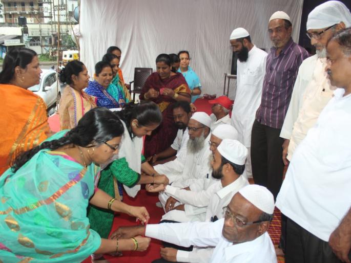 Maratha Reservation: In Dasara crossroads, the movement was built with the affectionate relationship between the Muslim brothers | Maratha Reservation : दसरा चौकात आंदोलन स्नेहभाव मिलाफ, मुस्लिम बांधवांना बांधल्या राख्या Maratha Reservation: In Dasara crossroads, the movement was built with the affectionate relationship between the Muslim brothers | Maratha Reservation : दसरा चौकात आंदोलन स्नेहभाव मिलाफ, मुस्लिम बांधवांना बांधल्या राख्या