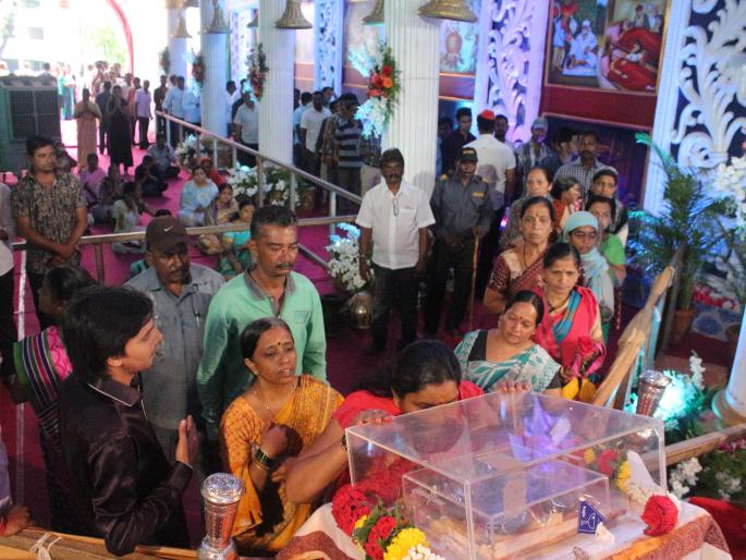 Kolhapur: In the devotional and conscious atmosphere, the 'Sai' Paduks depart to Shirdi | कोल्हापूर : भक्तीमय व चैतन्यदायी वातावरणात ‘साई ’ पादुकांचे शिर्डीकडे प्रस्थान Kolhapur: In the devotional and conscious atmosphere, the 'Sai' Paduks depart to Shirdi | कोल्हापूर : भक्तीमय व चैतन्यदायी वातावरणात ‘साई ’ पादुकांचे शिर्डीकडे प्रस्थान